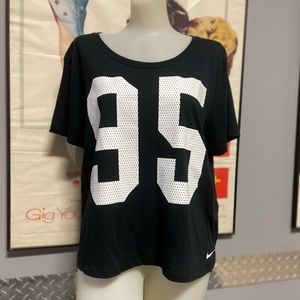 NIKE Women’s 95 Workout Standard Fit Short-Sleeve Cropped Top Black Size…